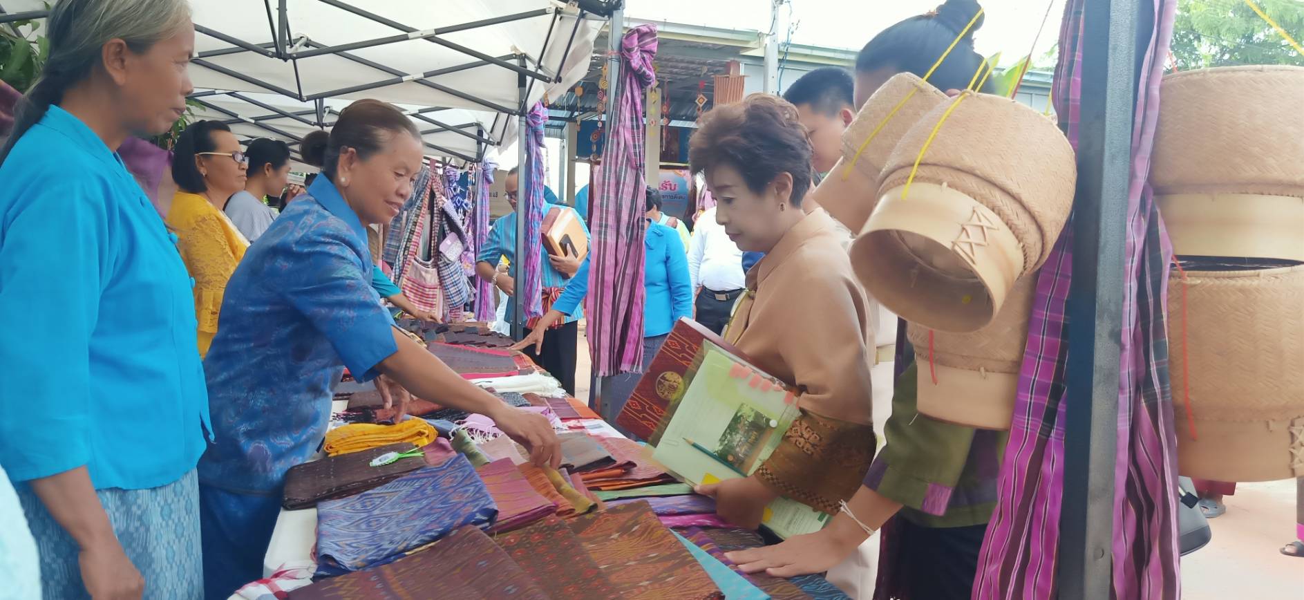 ? พช.ขอนแก่น : ลงพื้นที่คัดเลือกข้าราชการดีเด่น สำนักงานพัฒนาชุมชนจังหวัดขอนแก่น ประจำปี 2563 “พัฒนากรแหวนทอง สร้อยคอคล้องใจพัฒนาการอำเภอ กำไลทองของเธอนักวิชาการ” ?
