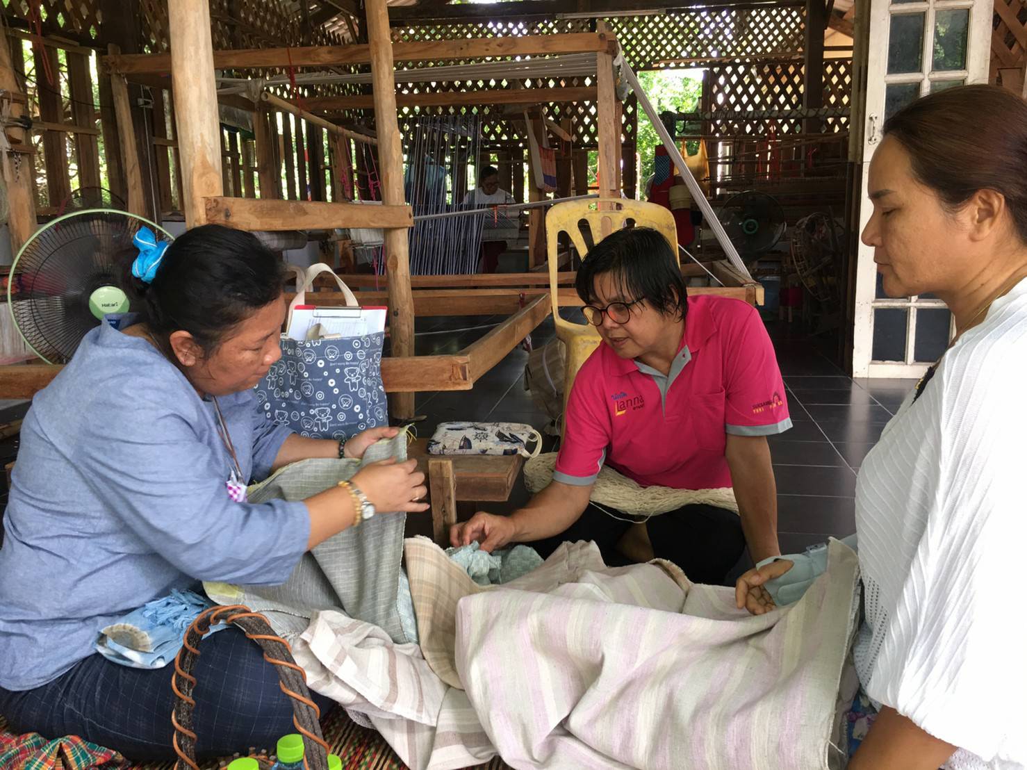 ? พช.ขอนแก่น : ลงพื้นที่ติดตามสนับสนุนการพัฒนาเครือข่ายผ้าฝ้าย ผ้าขาวม้า จังหวัดขอนแก่น ?