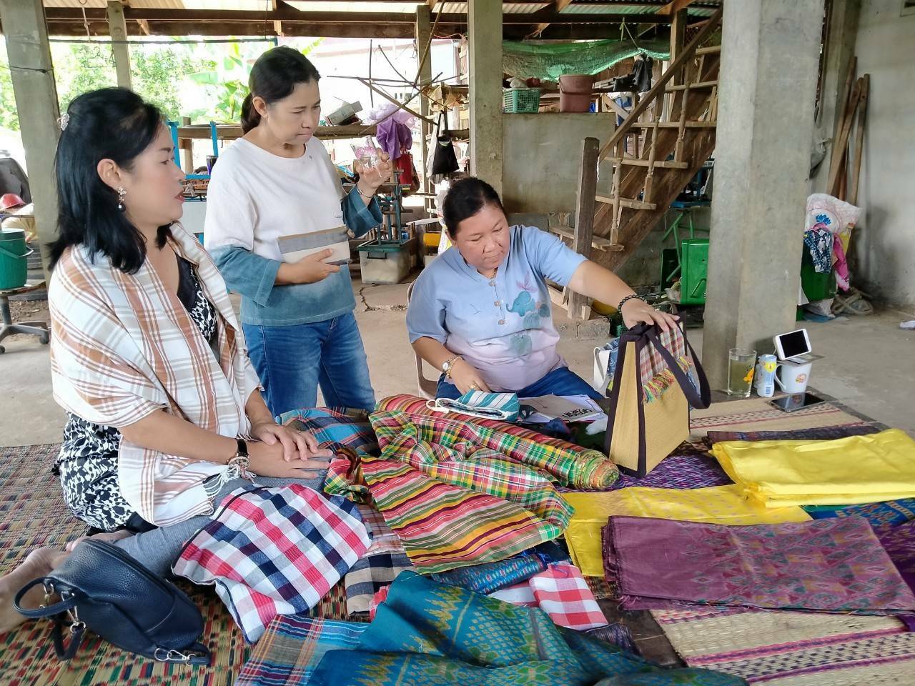 ? พช.ขอนแก่น : ลงพื้นที่ติดตามสนับสนุนการพัฒนาเครือข่ายผ้าฝ้าย ผ้าขาวม้า จังหวัดขอนแก่น ?