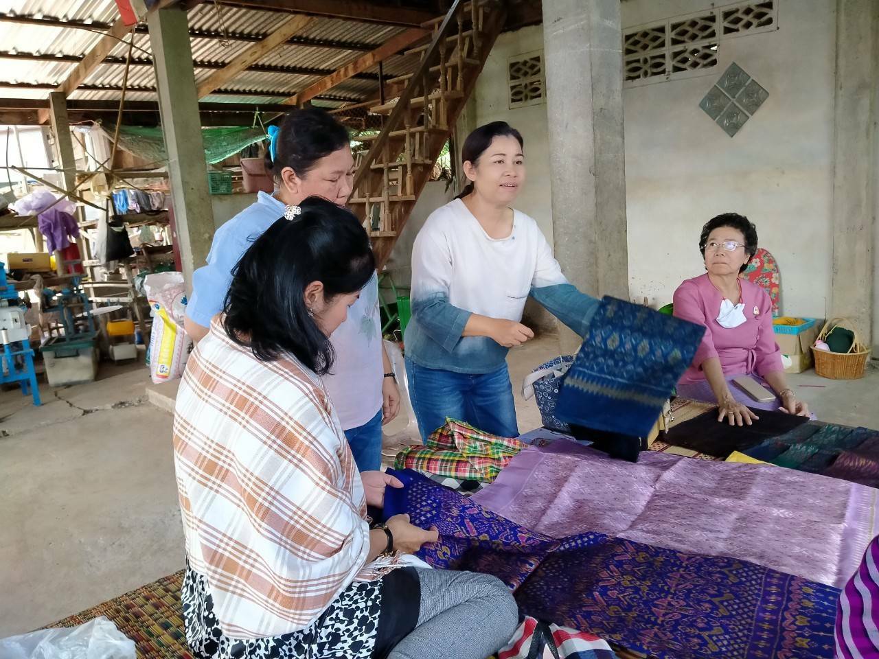 ? พช.ขอนแก่น : ลงพื้นที่ติดตามสนับสนุนการพัฒนาเครือข่ายผ้าฝ้าย ผ้าขาวม้า จังหวัดขอนแก่น ?