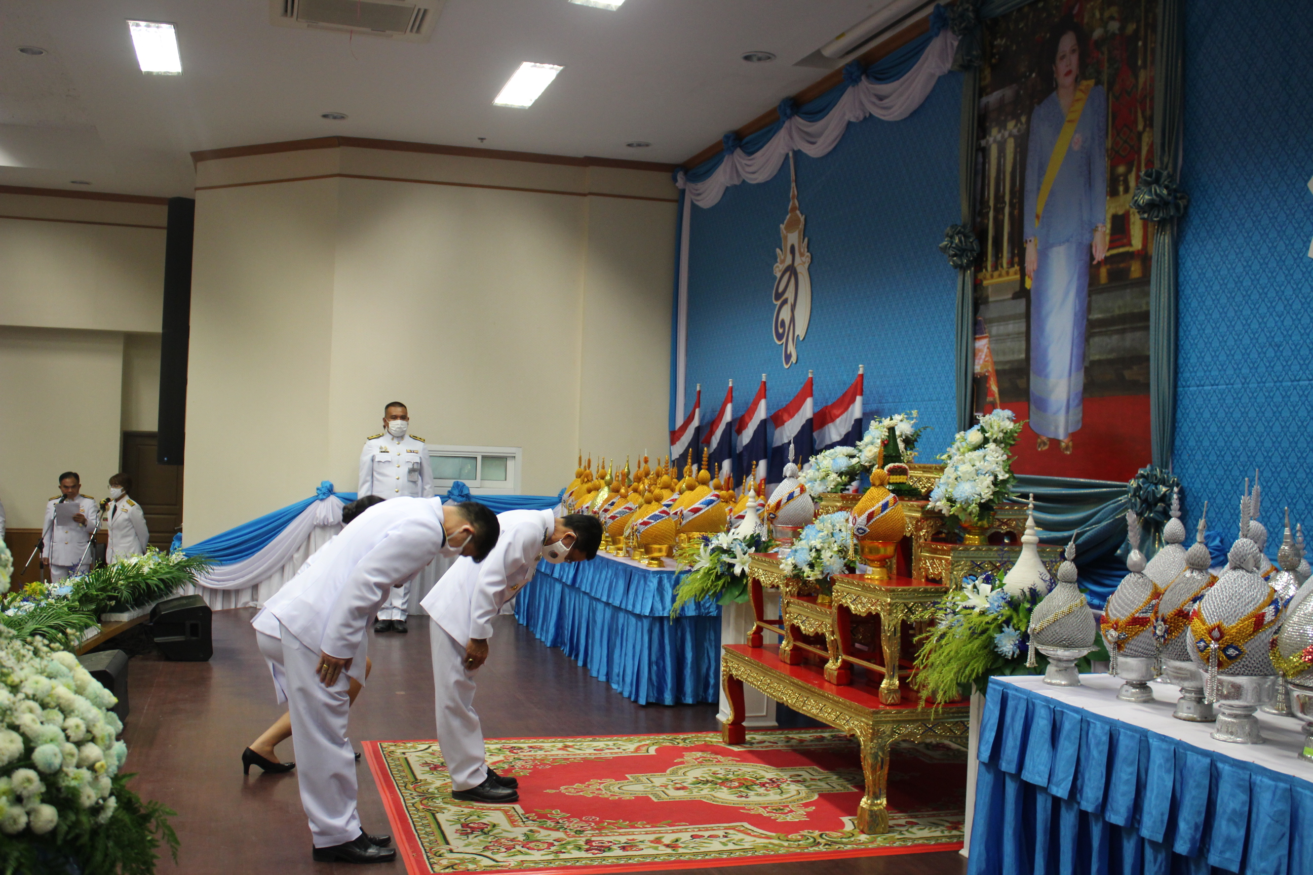 ? พช.ขอนแก่น : ร่วมพิธีถวายเครื่องราชสักการะและวางพานพุ่ม พิธีจุดเทียนชัยถวายพระพรชัยมงคล เนื่องในโอกาสวันเฉลิมพระชนมพรรษาสมเด็จพระนางเจ้าสิริกิติ์ พระบรมราชินีนาถ พระบรมราชชนนีพันปีหลวง 12 สิงหาคม 2563 ?