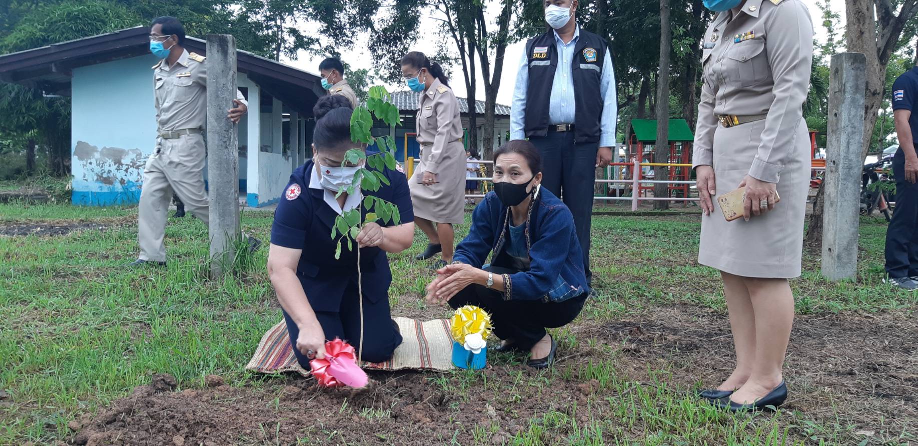 ? พช.ขอนแก่น : ร่วมกิจกรรมหน่วยแพทย์เคลื่อนที่ พอ.สว. และหน่วยบำบัดทุกข์ บำรุงสุข สร้างรอยยิ้มให้ประชาชน ณ อำเภอหนองนาคำ จังหวัดขอนแก่น?
