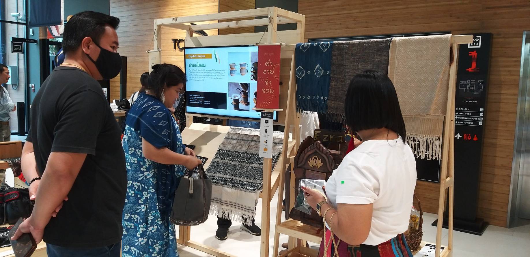 ? พช.ขอนแก่น : ร่วมพิธีเปิดนิทรรศการ Khon Kaen Unseen Legend+1 Outlet ภายใต้โครงการบ่มเพาะผู้ประกอบการสานอัตลักษณ์ถิ่นอีสาน Isan Business Identity Project ?