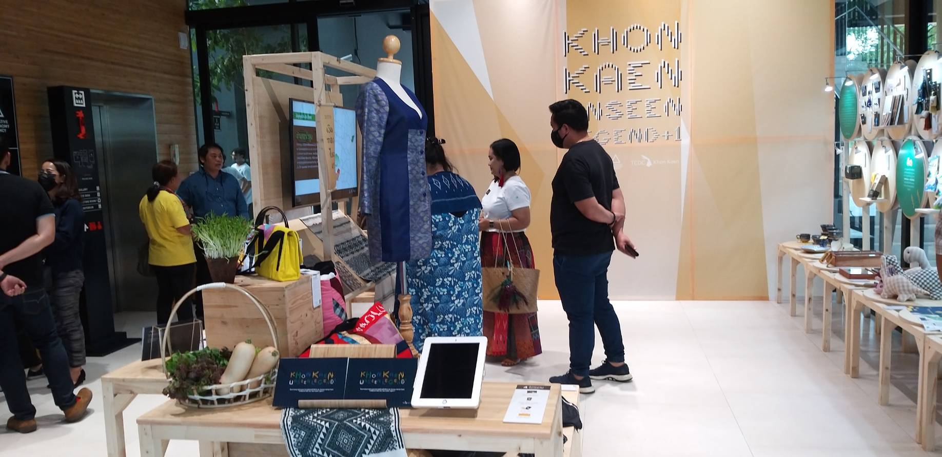 ? พช.ขอนแก่น : ร่วมพิธีเปิดนิทรรศการ Khon Kaen Unseen Legend+1 Outlet ภายใต้โครงการบ่มเพาะผู้ประกอบการสานอัตลักษณ์ถิ่นอีสาน Isan Business Identity Project ?