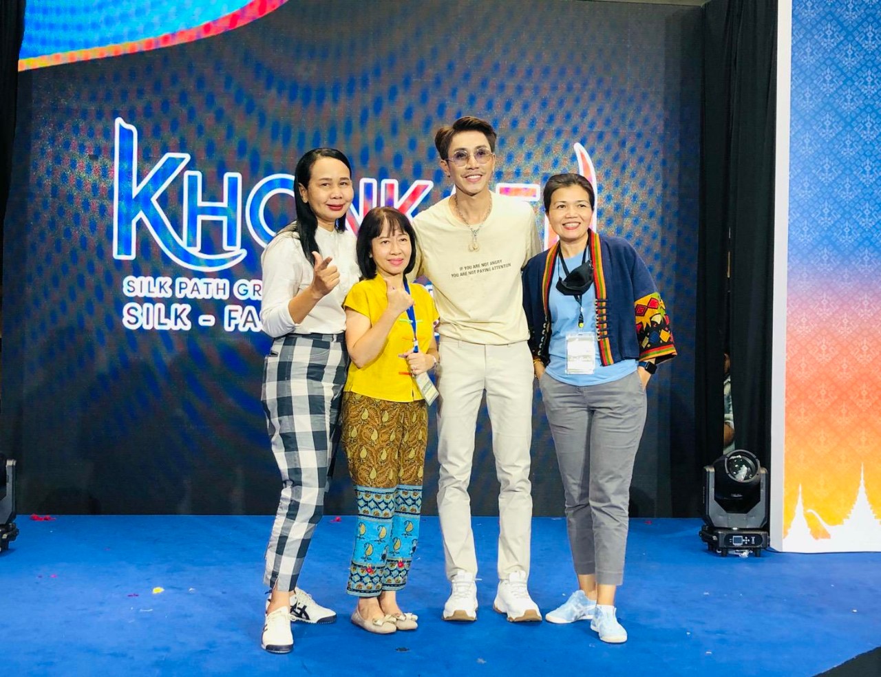 ? จังหวัดขอนแก่น : ดำเนินโครงการยกระดับผ้าไหมสู่อนุภูมิภาคลุ่มน้ำโขง กิจกรรม จัดงานแสดงโชว์แฟชั่นผ้าไหมกลุ่มจังหวัดและจำหน่ายผ้าไหมและ OTOP ในพื้นที่ต่างจังหวัด ครั้งที่ ๒?