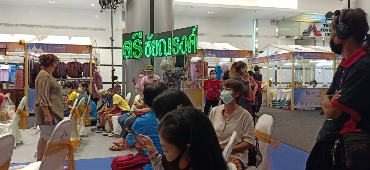 ? จังหวัดขอนแก่น : ดำเนินโครงการยกระดับผ้าไหมสู่อนุภูมิภาคลุ่มน้ำโขง กิจกรรม จัดงานแสดงโชว์แฟชั่นผ้าไหมกลุ่มจังหวัดและจำหน่ายผ้าไหมและ OTOP ในพื้นที่ต่างจังหวัด ครั้งที่ ๒?