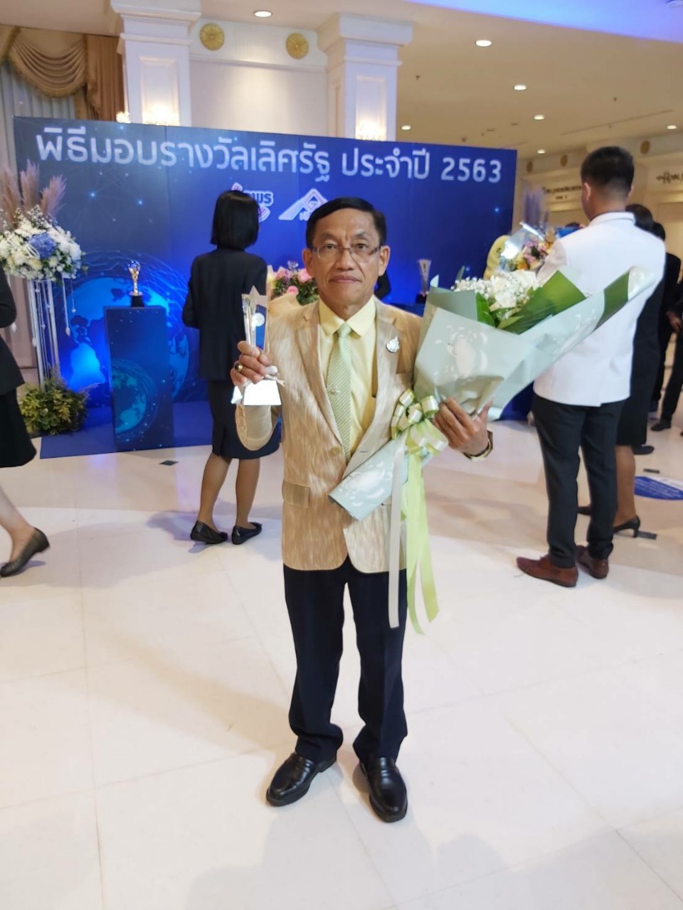 ? พช.ขอนแก่น : รับรางวัลเลิศรัฐ ประจำปี 2563 รางวัลการบริหารราชการแบบมีส่วนร่วม ประเภทรางวัลร่วมใจแก้จน” ?