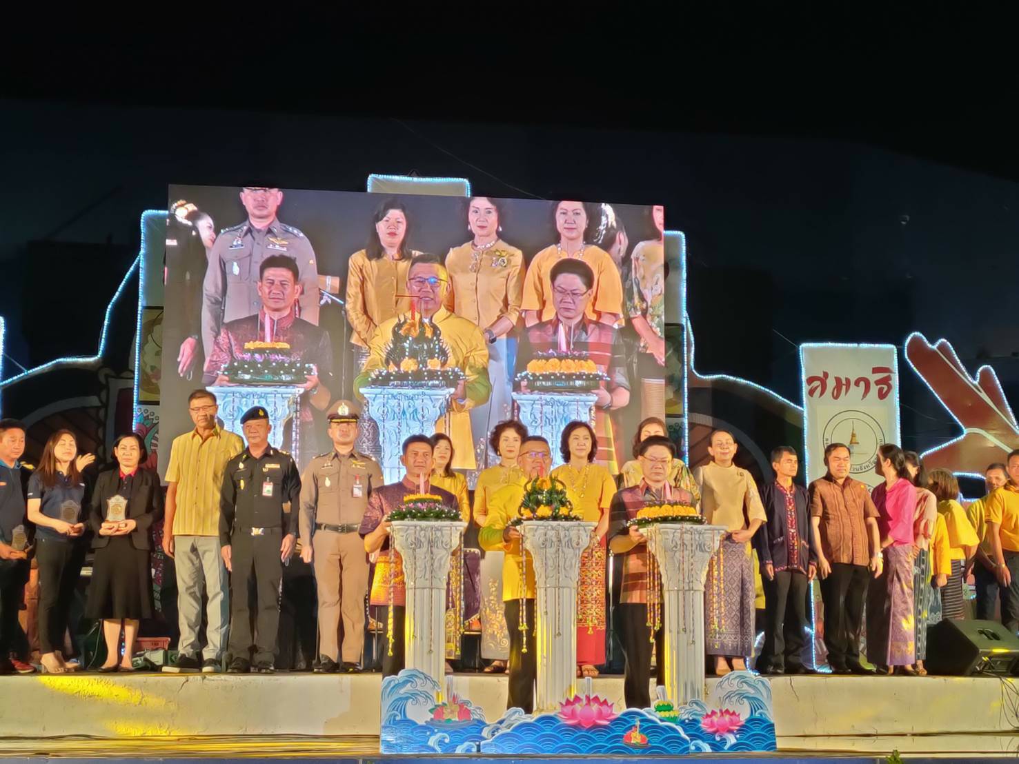 ? พช.ขอนแก่น : ร่วมเป็นเกียรติในงานประเพณีออกพรรษา ลอยประทีปบูชา พุทธกตัญญู ประจำปี 2563 ?
