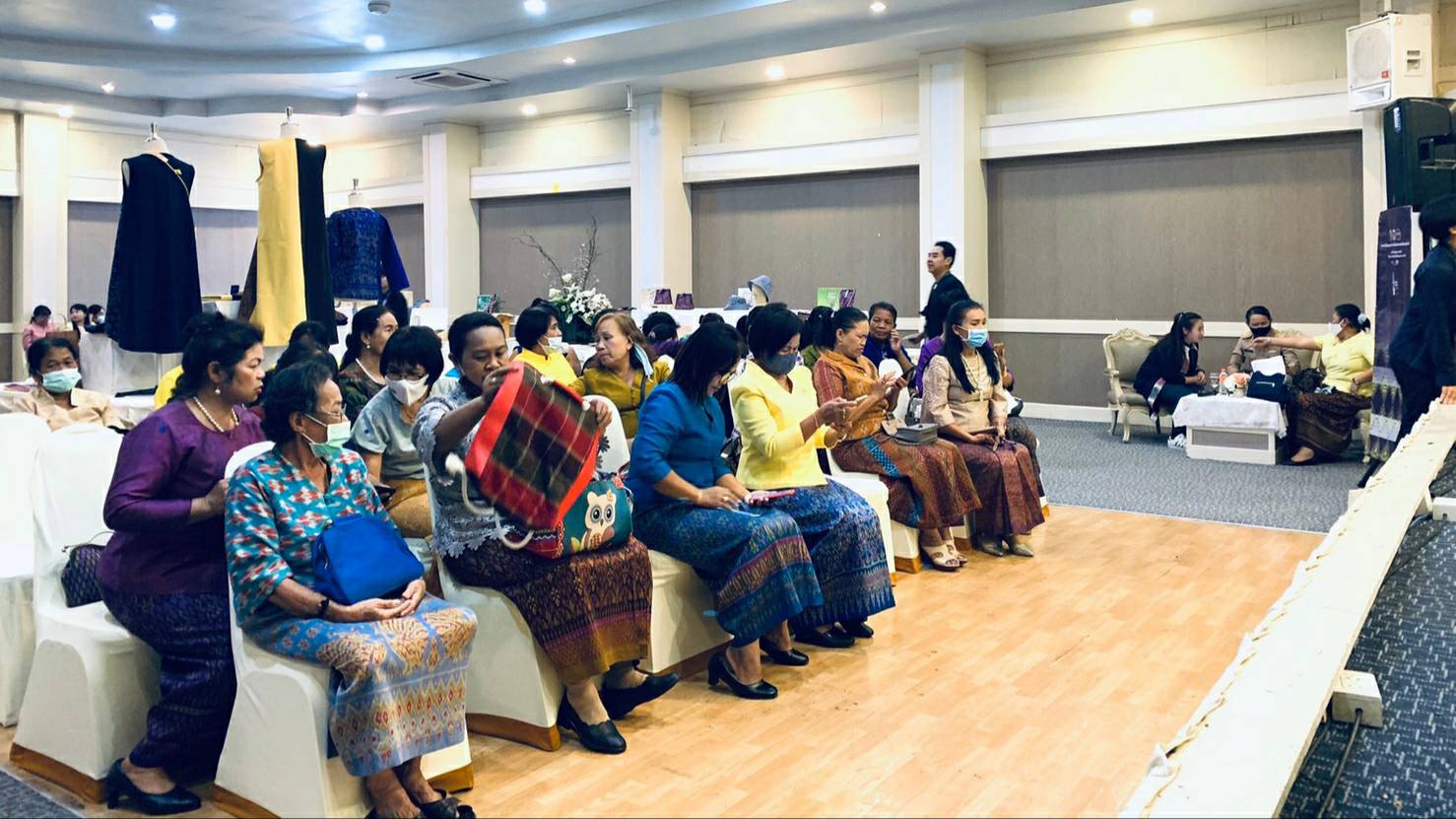 ? พช.ขอนแก่น : ร่วมพิธีเปิดการจัดแสดงผลงานและประชาสัมพันธ์ผลผลิตผลลัพธ์โครงการยกระดับผ้าไหมสู่นานาชาติ ?