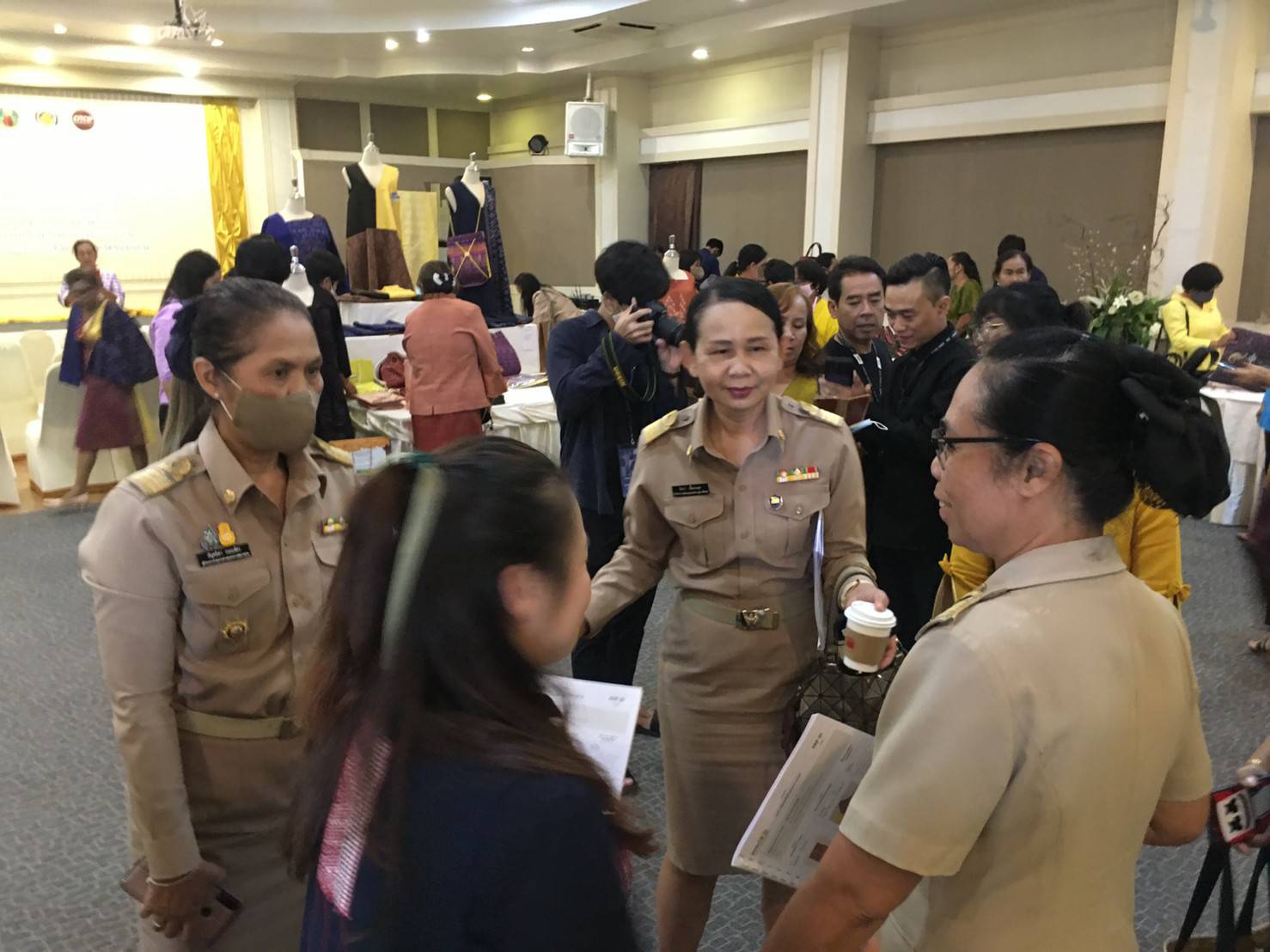 ? พช.ขอนแก่น : ร่วมพิธีเปิดการจัดแสดงผลงานและประชาสัมพันธ์ผลผลิตผลลัพธ์โครงการยกระดับผ้าไหมสู่นานาชาติ ?