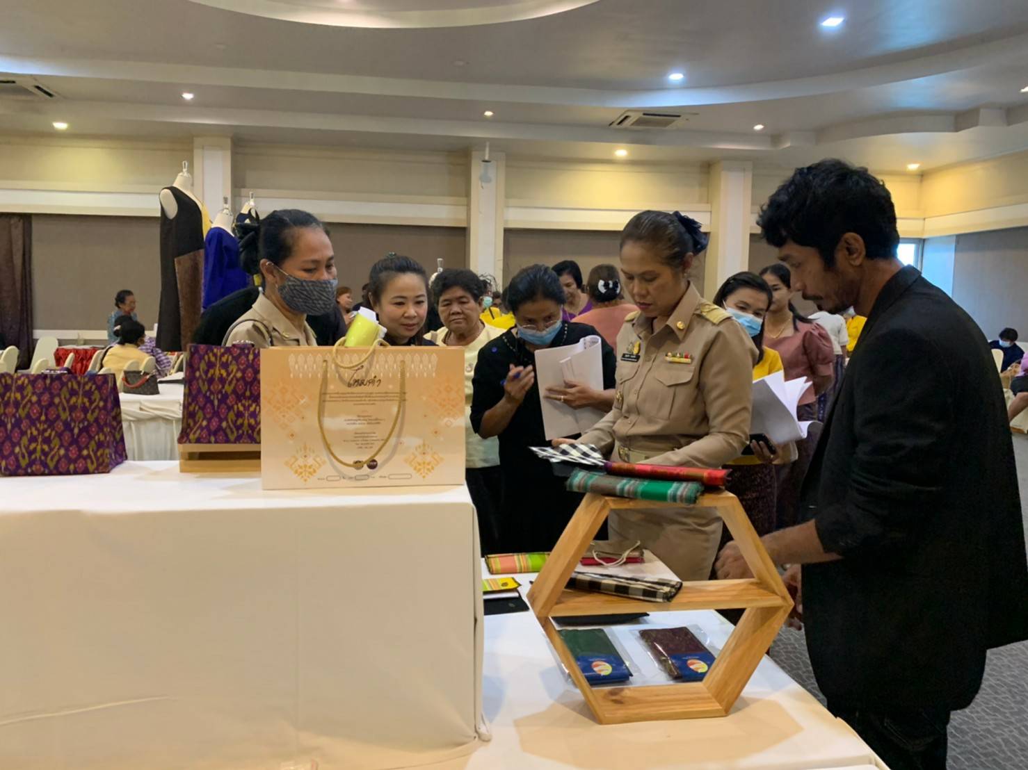 ? พช.ขอนแก่น : ร่วมพิธีเปิดการจัดแสดงผลงานและประชาสัมพันธ์ผลผลิตผลลัพธ์โครงการยกระดับผ้าไหมสู่นานาชาติ ?