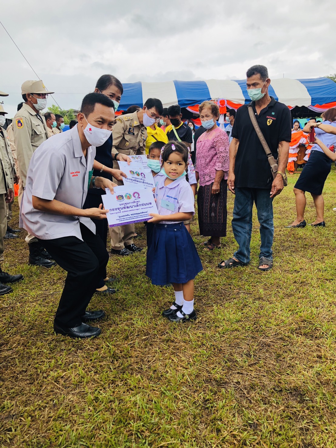 ? พช.ขอนแก่น : ร่วมกิจกรรมหน่วยแพทย์เคลื่อนที่ พอ.สว. และหน่วยบำบัดทุกข์ บำรุงสุข สร้างรอยยิ้มให้ประชาชน ณ อำเภอแวงน้อย จังหวัดขอนแก่น?