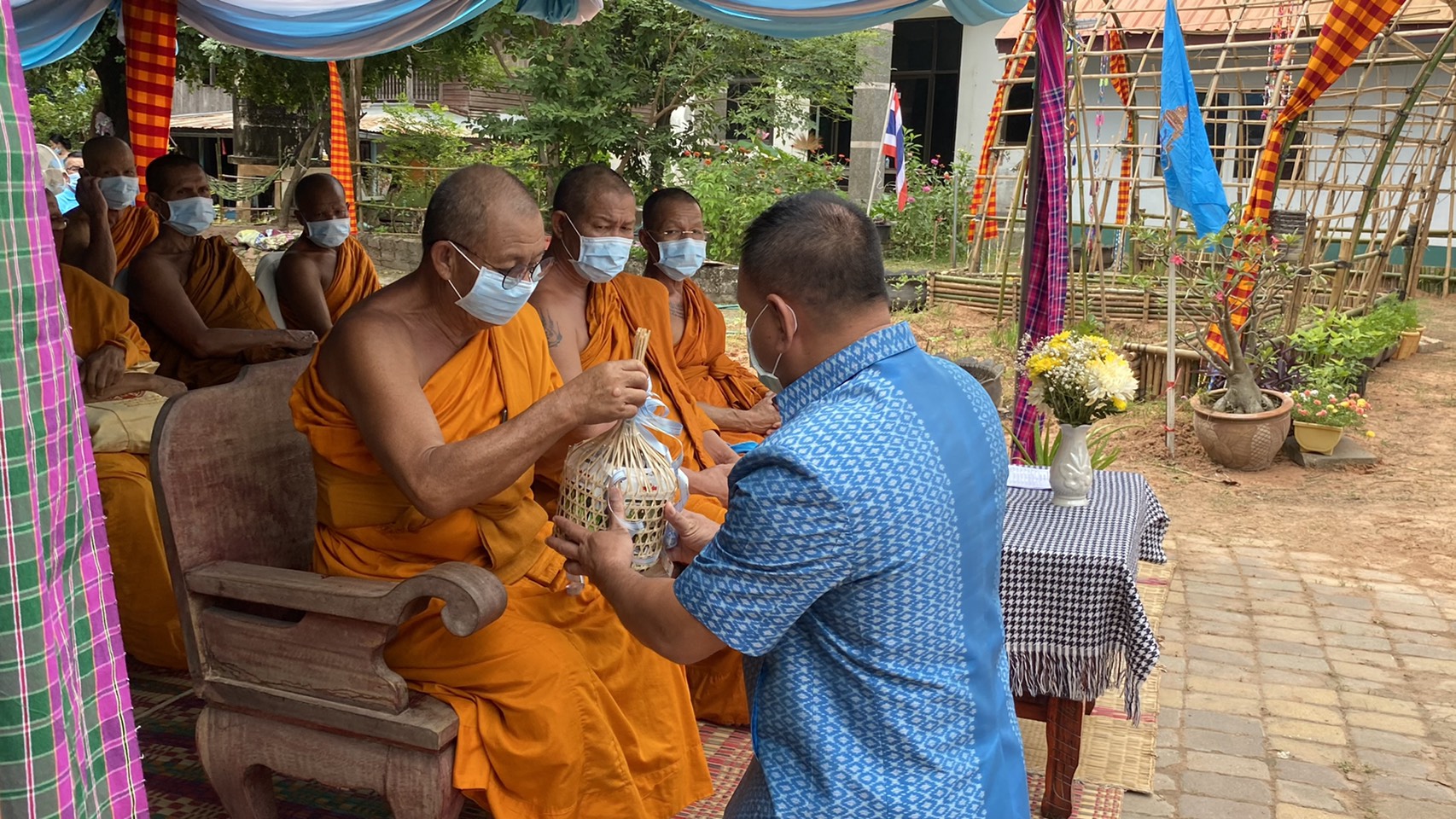 ? พช.ขอนแก่น : ร่วมกิจกรรมโครงการวัด ประชา รัฐ สร้างสุข เฉลิมพระเกียรติ สมเด็จพระนางเจ้าสิริกิติ์ พระบรมราชินีนาถ บรมราชชนนีพันปีหลวง เนื่องในโอกาสมหามงคลเฉลิมพระชนมพรรษา 84 พรรษา?