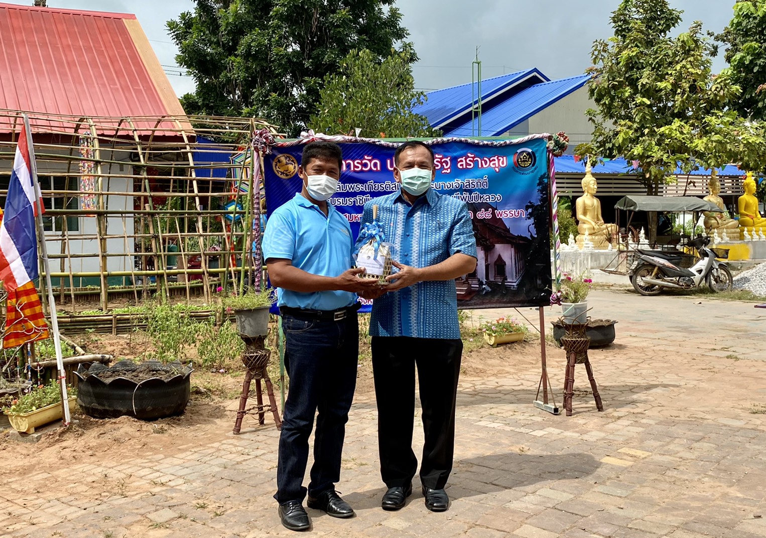 ? พช.ขอนแก่น : ร่วมกิจกรรมโครงการวัด ประชา รัฐ สร้างสุข เฉลิมพระเกียรติ สมเด็จพระนางเจ้าสิริกิติ์ พระบรมราชินีนาถ บรมราชชนนีพันปีหลวง เนื่องในโอกาสมหามงคลเฉลิมพระชนมพรรษา 84 พรรษา?