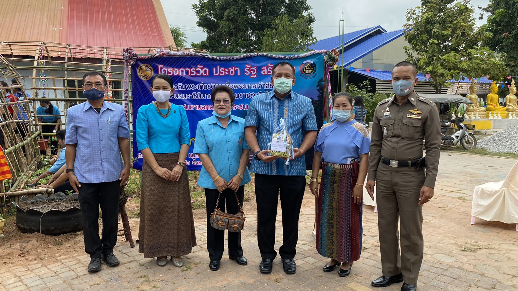 ? พช.ขอนแก่น : ร่วมกิจกรรมโครงการวัด ประชา รัฐ สร้างสุข เฉลิมพระเกียรติ สมเด็จพระนางเจ้าสิริกิติ์ พระบรมราชินีนาถ บรมราชชนนีพันปีหลวง เนื่องในโอกาสมหามงคลเฉลิมพระชนมพรรษา 84 พรรษา?
