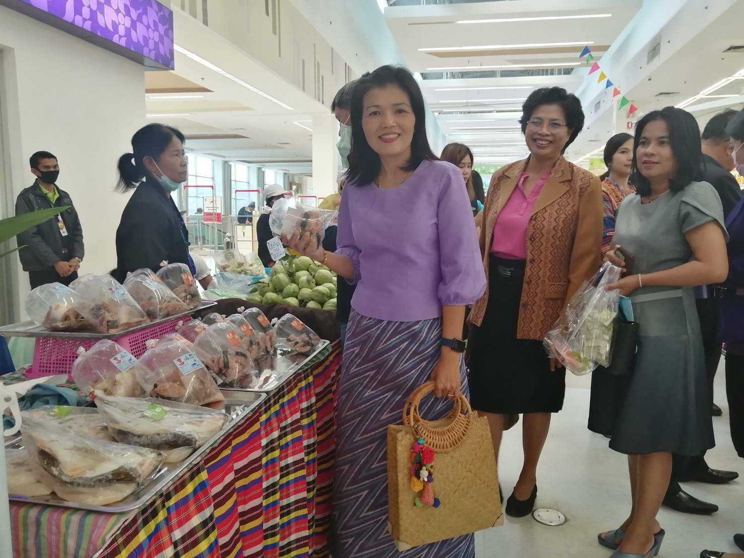 ? พช.ขอนแก่น : ร่วมเป็นเกียรติพิธีเปิดงาน “ตลาดชุมชนคนขอนแก่น@บิ๊กซี” ?