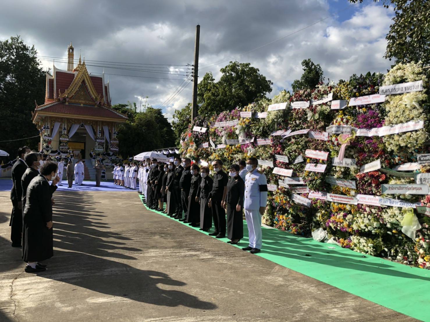 ? พช.ขอนแก่น : ร่วมพิธีบำเพ็ญกุศลและพระราชทานเพลิงศพ คุณแม่สำลี เจริญรัตนไพฑูรย์ มารดาของ นายสมศักดิ์ จังตระกุล ผู้ว่าราชการจังหวัดขอนแก่น?