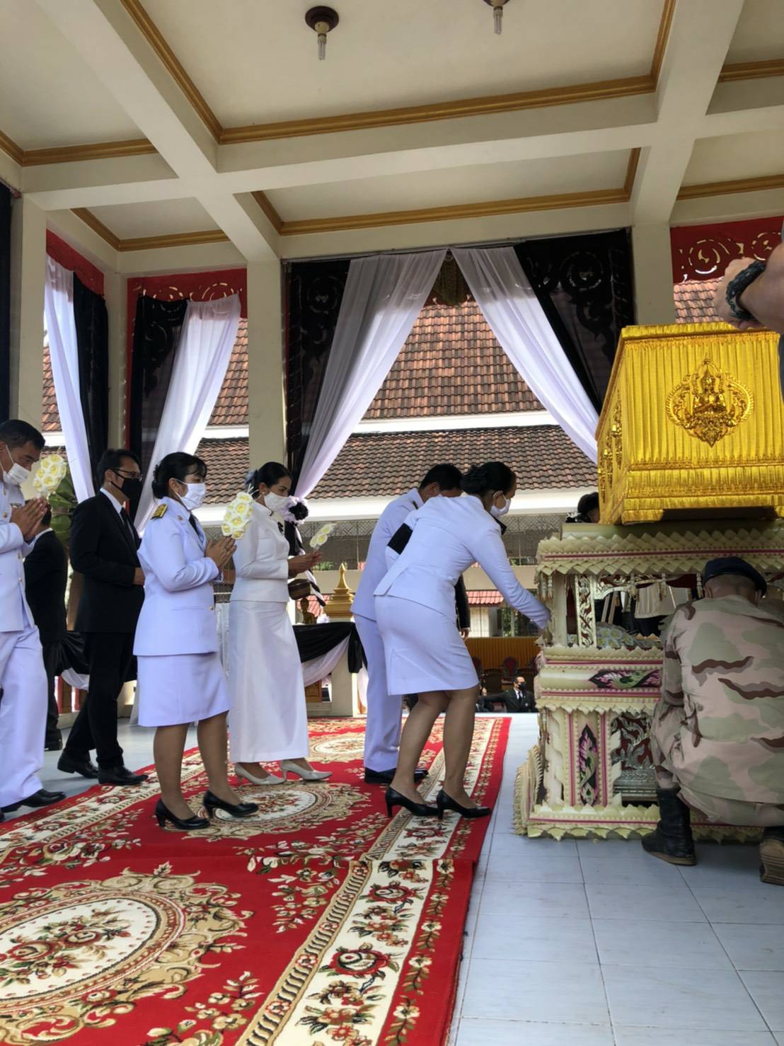 ? พช.ขอนแก่น : ร่วมพิธีบำเพ็ญกุศลและพระราชทานเพลิงศพ คุณแม่สำลี เจริญรัตนไพฑูรย์ มารดาของ นายสมศักดิ์ จังตระกุล ผู้ว่าราชการจังหวัดขอนแก่น?