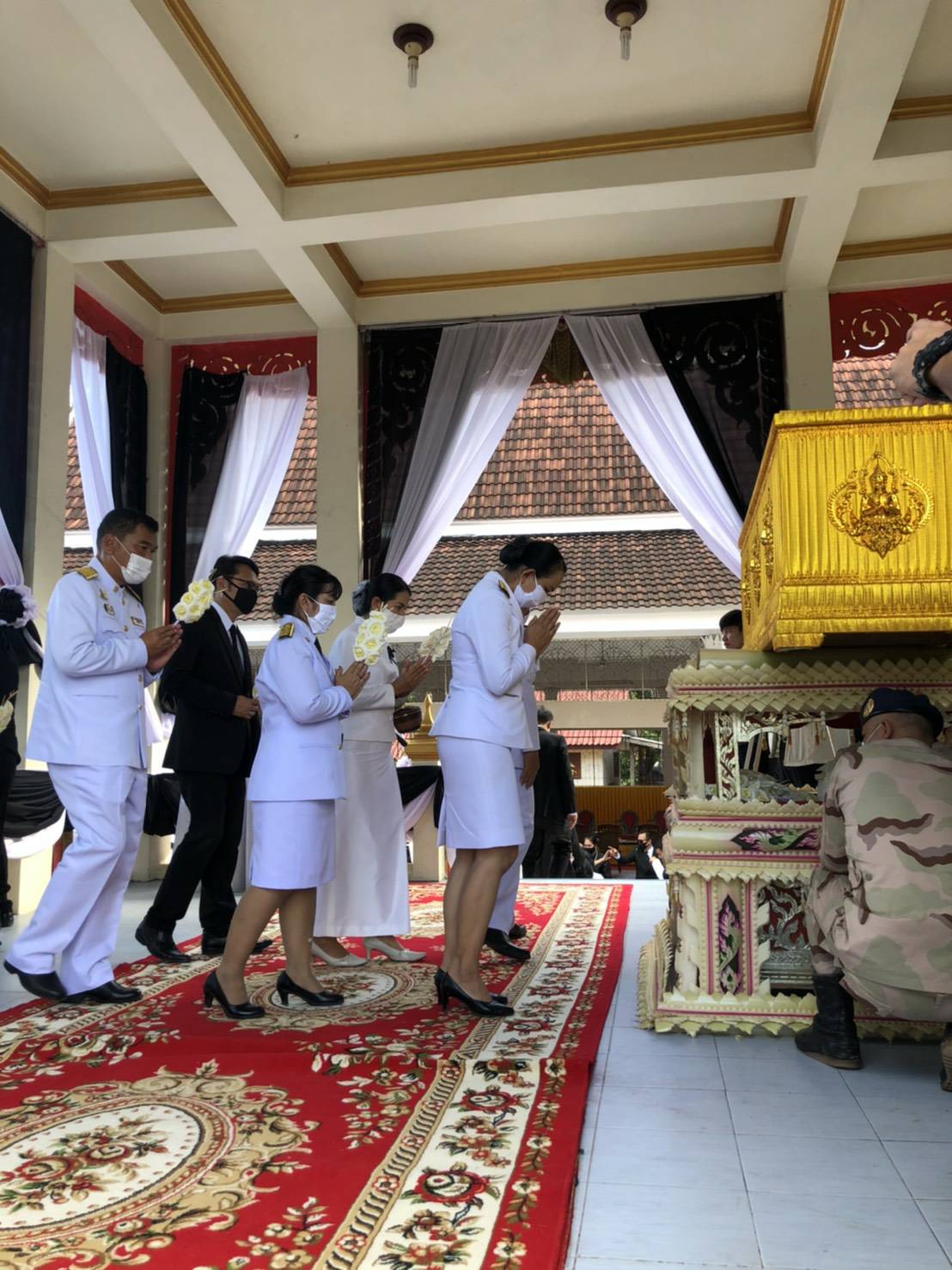 ? พช.ขอนแก่น : ร่วมพิธีบำเพ็ญกุศลและพระราชทานเพลิงศพ คุณแม่สำลี เจริญรัตนไพฑูรย์ มารดาของ นายสมศักดิ์ จังตระกุล ผู้ว่าราชการจังหวัดขอนแก่น?