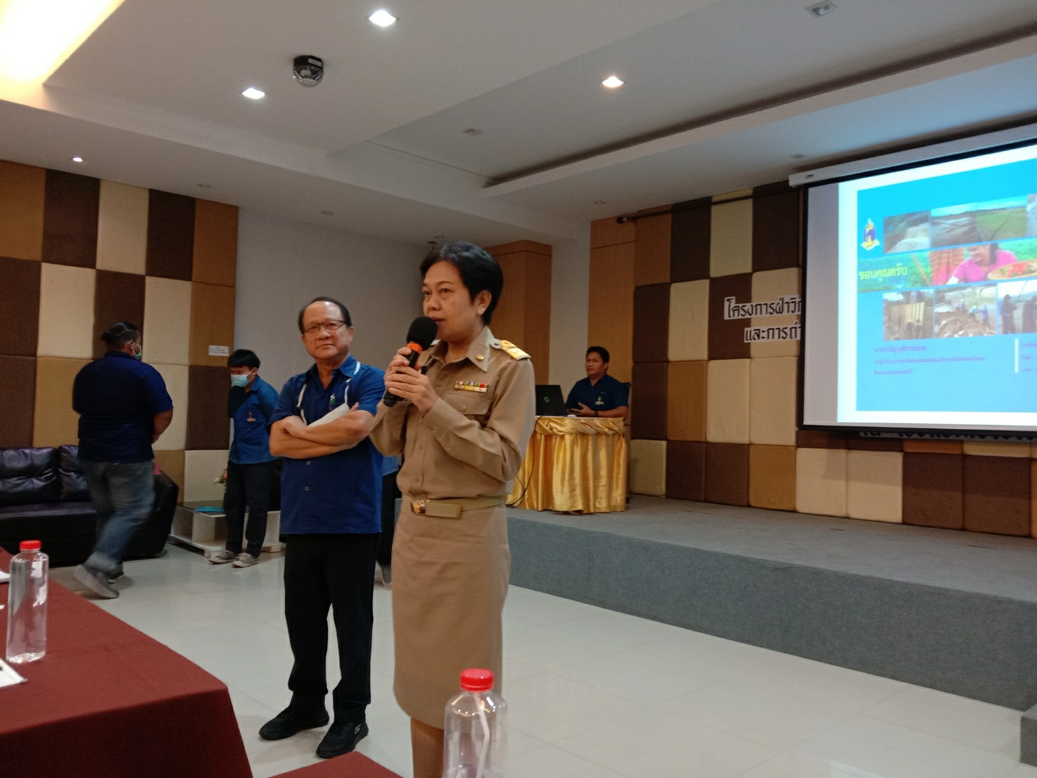 ? พช.ขอนแก่น : ร่วมประชุมโครงการฝ่าวิกฤติด้วยเศรษฐกิจและสังคมฐานรากให้พัฒนาก้าวไปตามแนวพระราชดำริ และการถ่ายทอดความรู้ด้านการบริหารจัดการน้ำชุมชน ให้แก่เจ้าหน้าที่ด้านช่างขององค์กรปกครองส่วนท้องถิ่น จังหวัดขอนแก่น ?