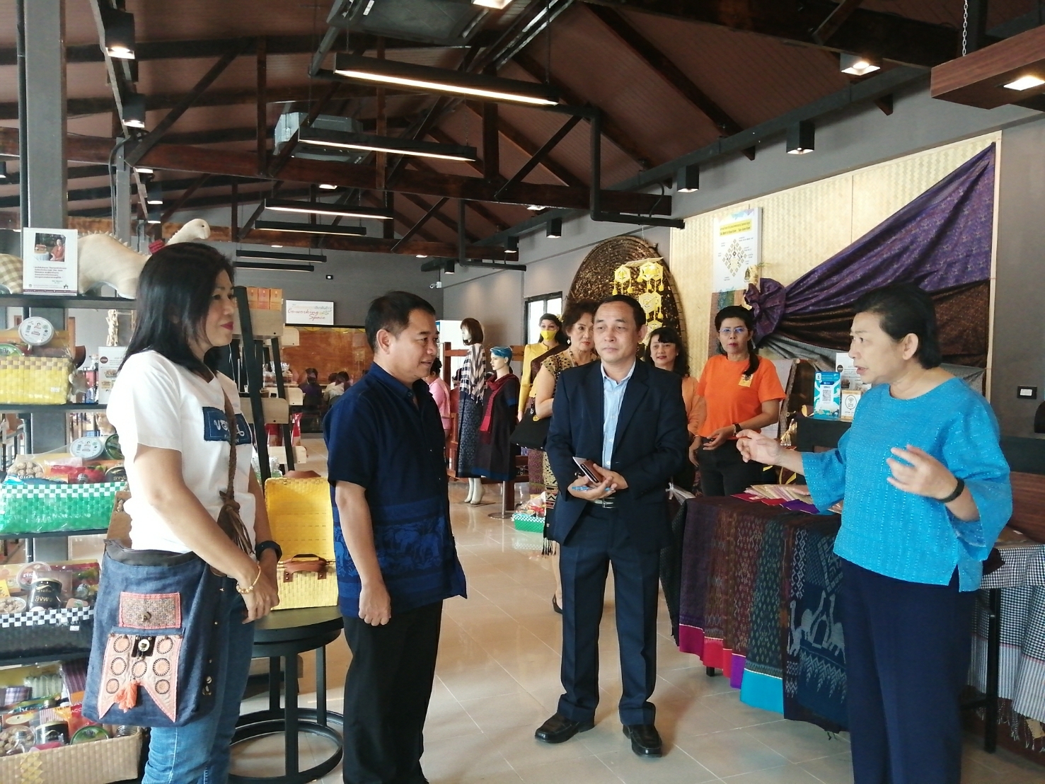 ?พช.ขอนแก่น : พัฒนาการจังหวัดขอนแก่น เยี่ยมชมศูนย์ส่งเสริมและพัฒนาสินค้า OTOP จังหวัดขอนแก่น?