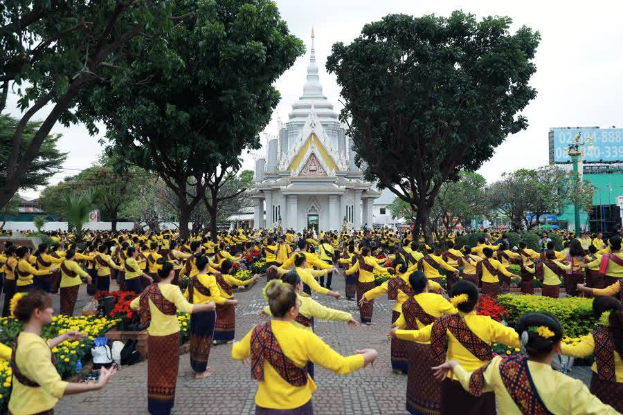 ? พช.ขอนแก่น : ร่วมพิธีรำบวงสรวง 10 สิ่งศักดิ์สิทธิ์ ฉลองครบรอบ 223 ปี เมืองขอนแก่น ?