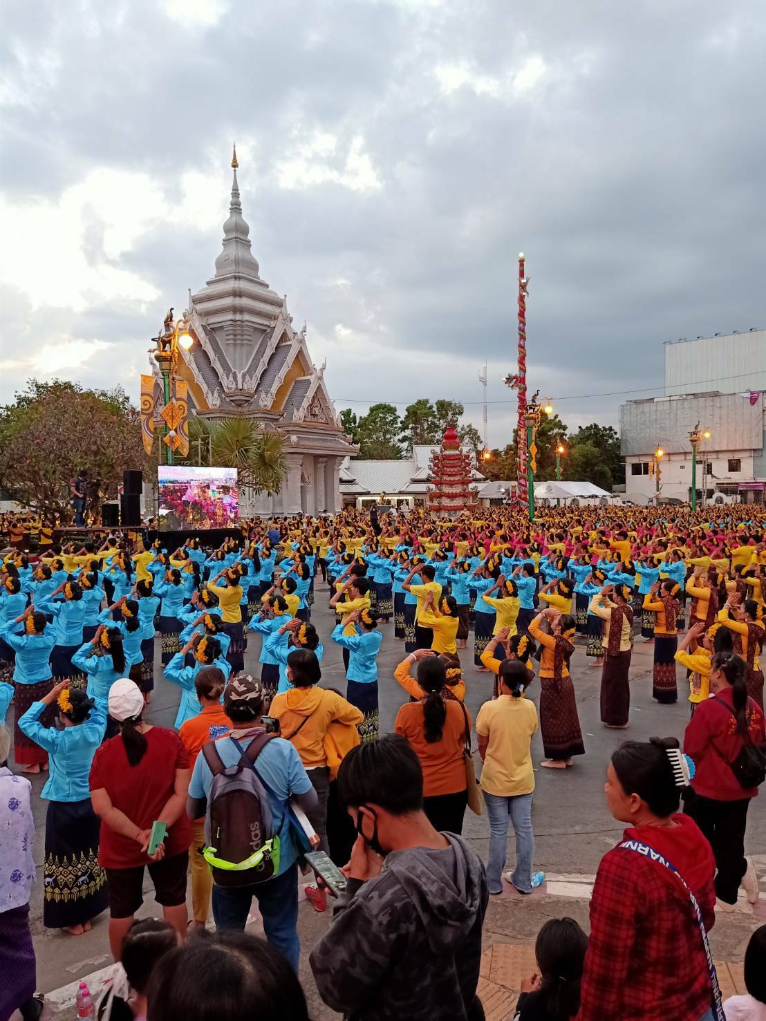 ? พช.ขอนแก่น : ร่วมพิธีรำบวงสรวง 10 สิ่งศักดิ์สิทธิ์ ฉลองครบรอบ 223 ปี เมืองขอนแก่น ?