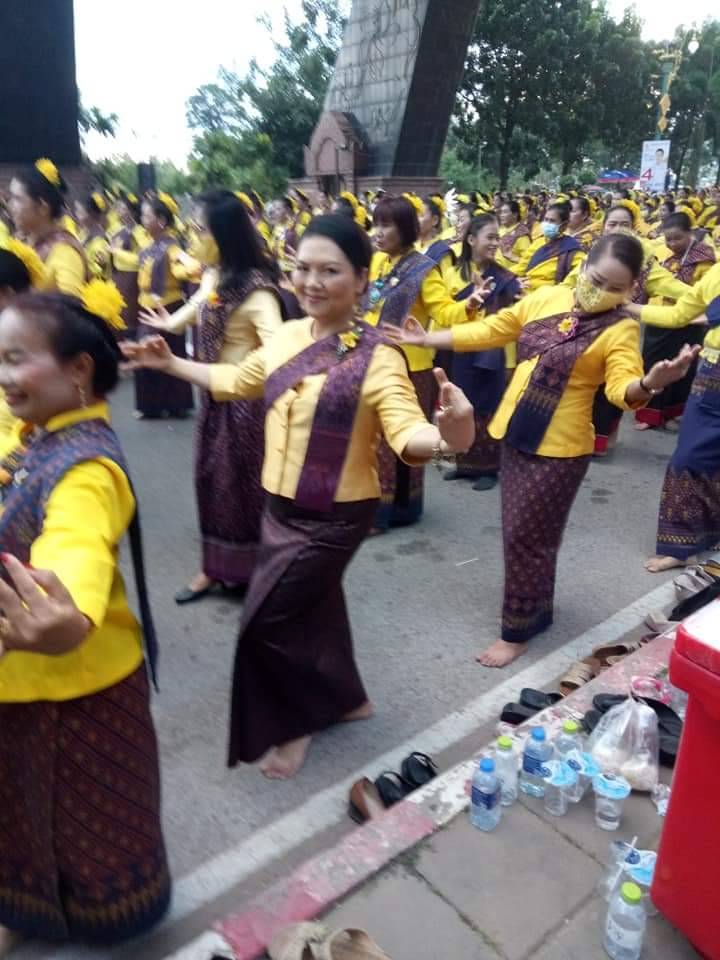 ? พช.ขอนแก่น : ร่วมพิธีรำบวงสรวง 10 สิ่งศักดิ์สิทธิ์ ฉลองครบรอบ 223 ปี เมืองขอนแก่น ?
