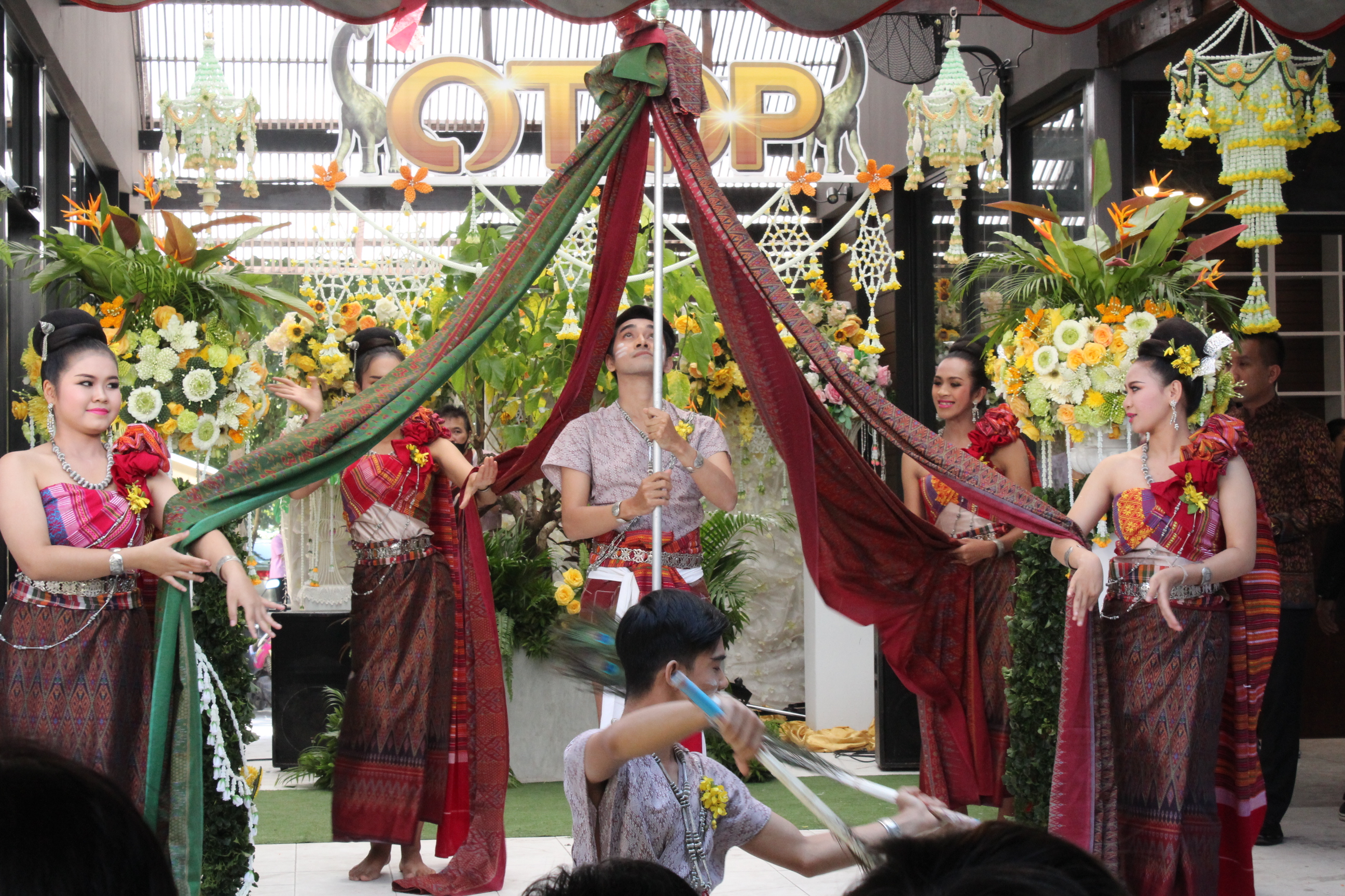 ? พช.ขอนแก่น : ร่วมพิธีเปิดศูนย์ส่งเสริมและพัฒนาสินค้า OTOP จังหวัดขอนแก่น ?
