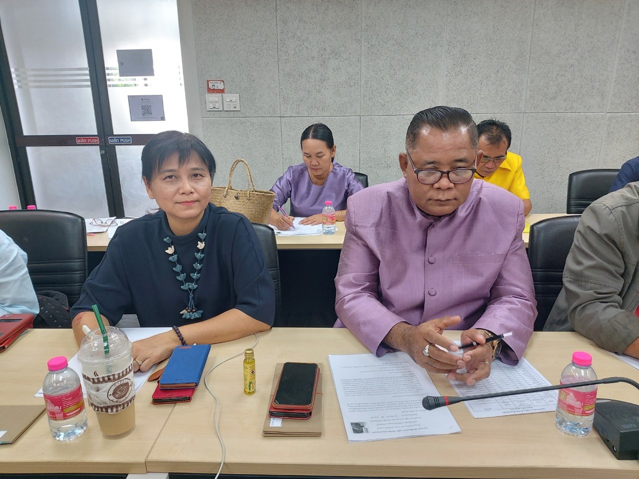 ? พช.ขอนแก่น : ประชุมเตรียมความพร้อมพิธีลงนาม MOU การขับเคลื่อนโครงการ “คู่เสี่ยว เกี่ยวก้อย แก้จนคนขอนแก่น” ?