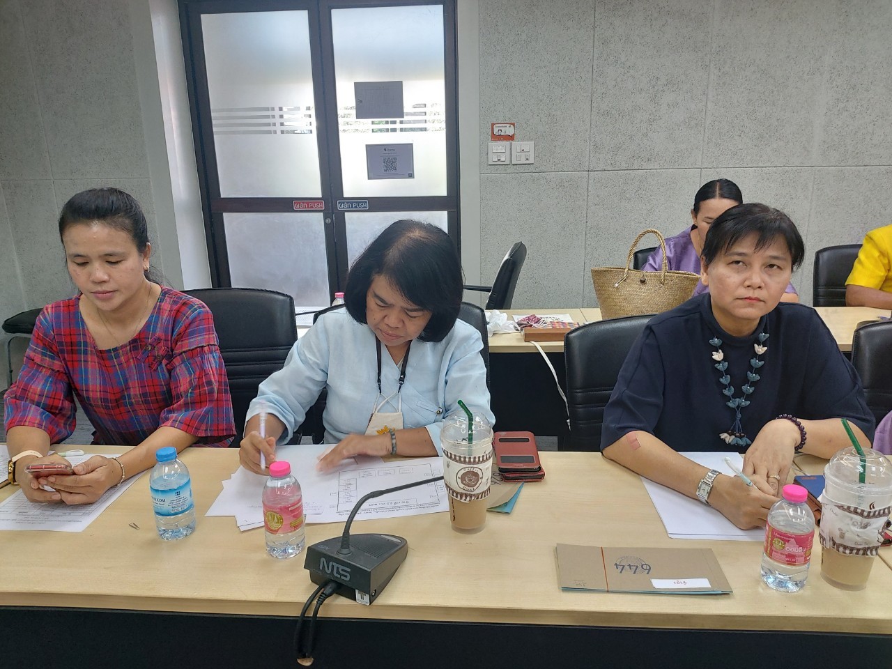 ? พช.ขอนแก่น : ประชุมเตรียมความพร้อมพิธีลงนาม MOU การขับเคลื่อนโครงการ “คู่เสี่ยว เกี่ยวก้อย แก้จนคนขอนแก่น” ?