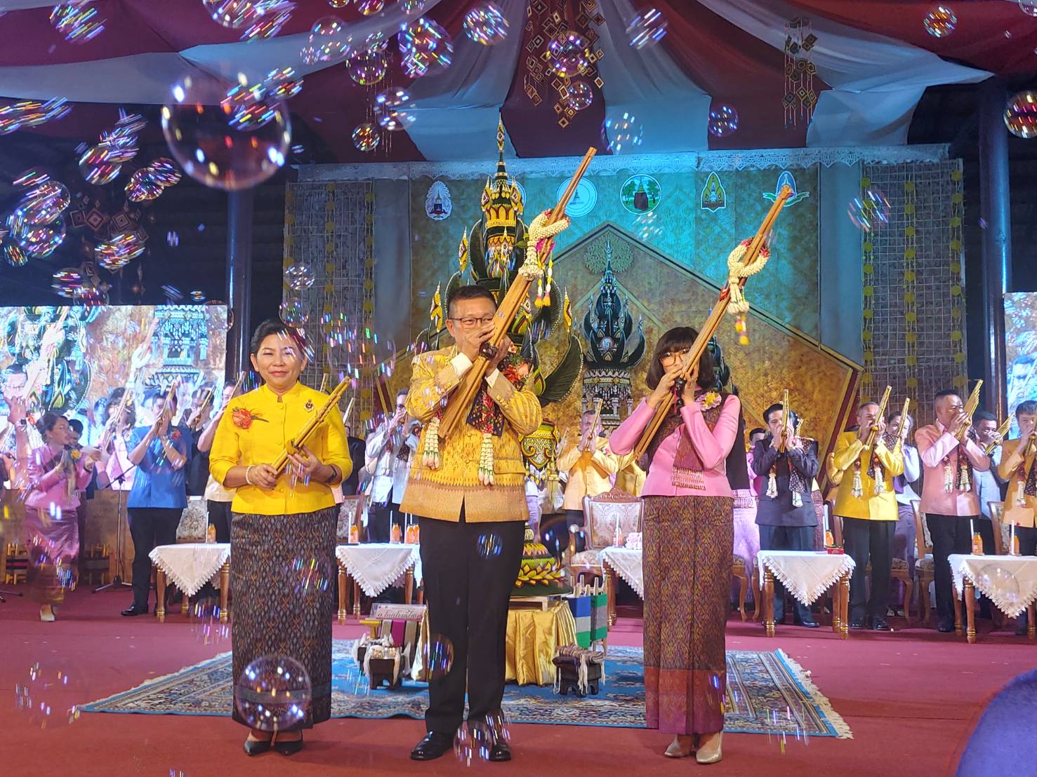 ? พช.ขอนแก่น : พัฒนาการจังหวัดขอนแก่นร่วมพิธีเปิดงานเทศกาลไหมนานาชาติประเพณีผูกเสี่ยว และงานกาชาดจังหวัดขอนแก่น ประจำปี 2563 ?