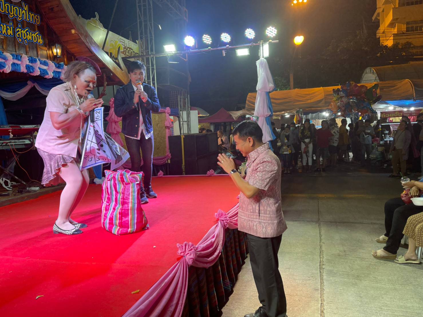 ? พช.ขอนแก่น : พัฒนาการจังหวัดขอนแก่นเยี่ยมชมและให้กำลังใจผู้ผลิต ผู้ประกอบการ OTOP ในงานเทศกาลไหมนานาชาติประเพณีผูกเสี่ยว และงานกาชาดจังหวัดขอนแก่น ประจำปี 2563 ?