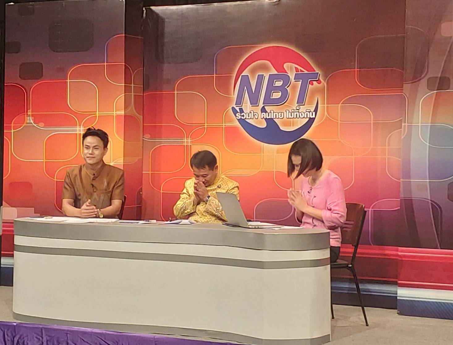 ? พช.ขอนแก่น : พัฒนาการจังหวัดขอนแก่นร่วมดำเนินรายการ “ทีวีอีสานรวมใจ คนไทยไม่ทิ้งกัน” ?