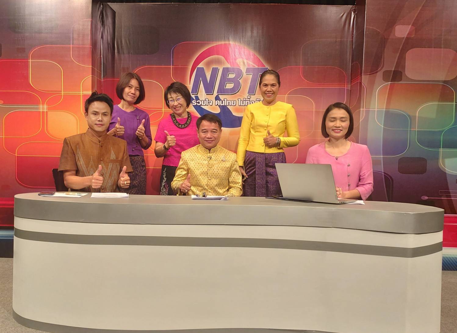 ? พช.ขอนแก่น : พัฒนาการจังหวัดขอนแก่นร่วมดำเนินรายการ “ทีวีอีสานรวมใจ คนไทยไม่ทิ้งกัน” ?