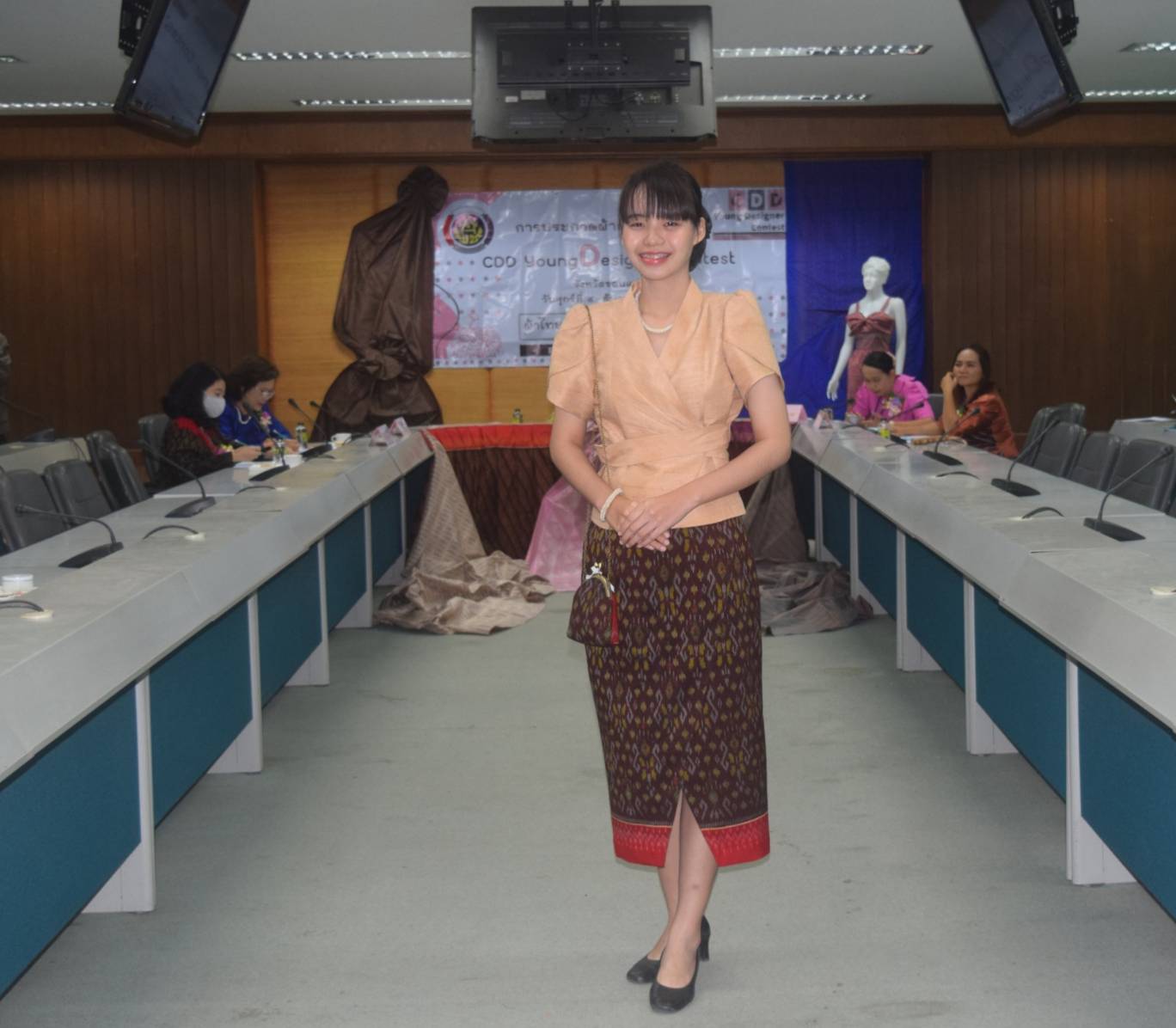 ? จังหวัดขอนแก่น : จัดประกวดออกแบบผ้าตามโครงการ CDD Young Designer Contest ?