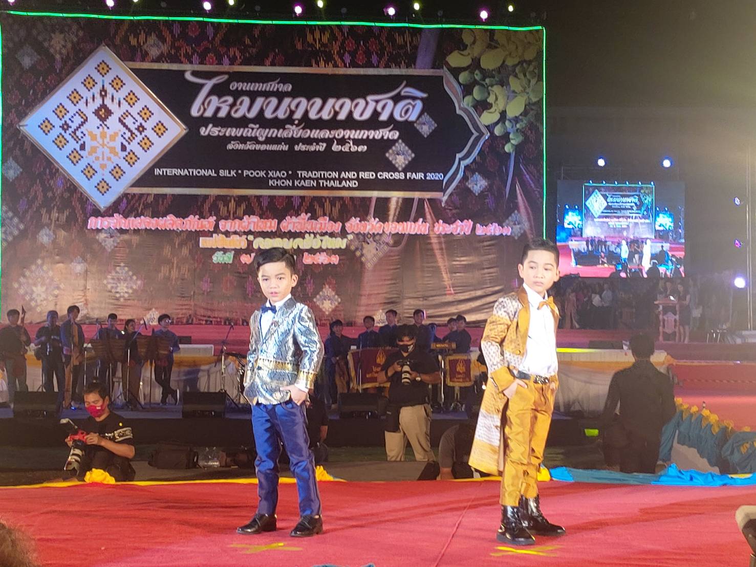 ? พช.ขอนแก่น : ร่วมเดินแฟชั่นโชว์ “ครอบครัวไหม” ในงานเทศกาลไหมนานาชาติประเพณีผูกเสี่ยวและงานกาชาด ประจำปี 2563