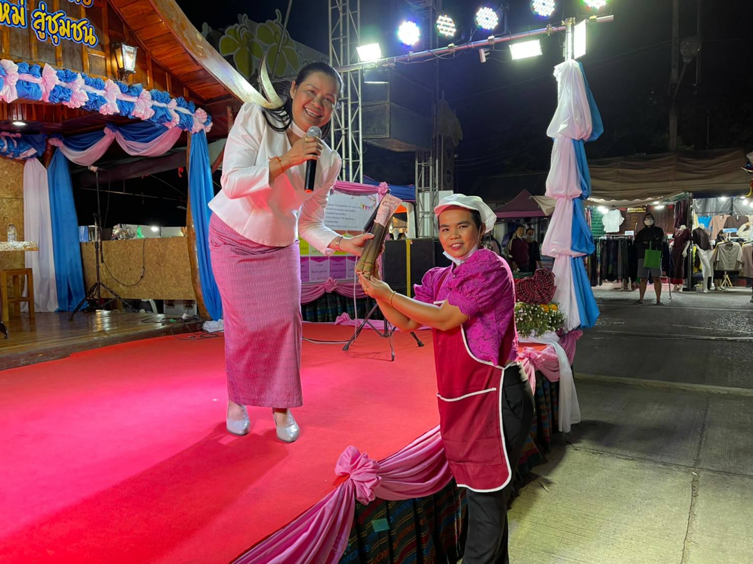 ? พช.ขอนแก่น : ผู้ตรวจราชการกรมการพัฒนาชุมชน เยี่ยมชมการจัดงาน OTOP “ภูมิปัญญาไทย วิถีใหม่ สู่ชุมชน” ในงานเทศกาลไหมนานาชาติประเพณีผูกเสี่ยว และงานกาชาดจังหวัดขอนแก่น ประจำปี 2563 ?
