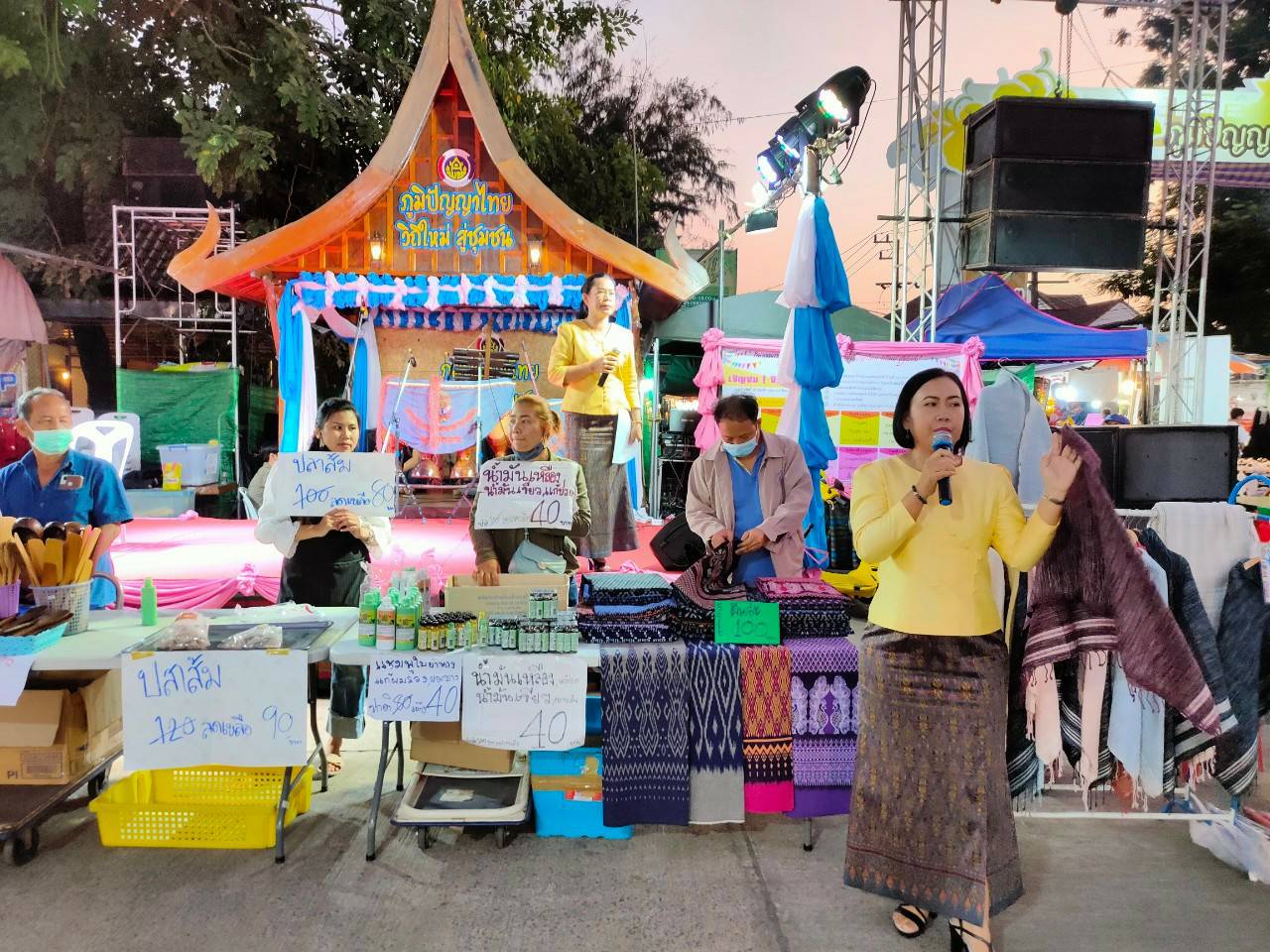 ? พช.ขอนแก่น : สิบเอ็ดวันทะลุ 36 ล้าน ! งาน “ภูมิปัญญาไทย วิถีใหม่ สู่ชุมชน” ในงานเทศกาลไหมนานาชาติ ประเพณีผูกเสี่ยว และงานกาชาดจังหวัดขอนแก่น ประจำปี 2563 ?