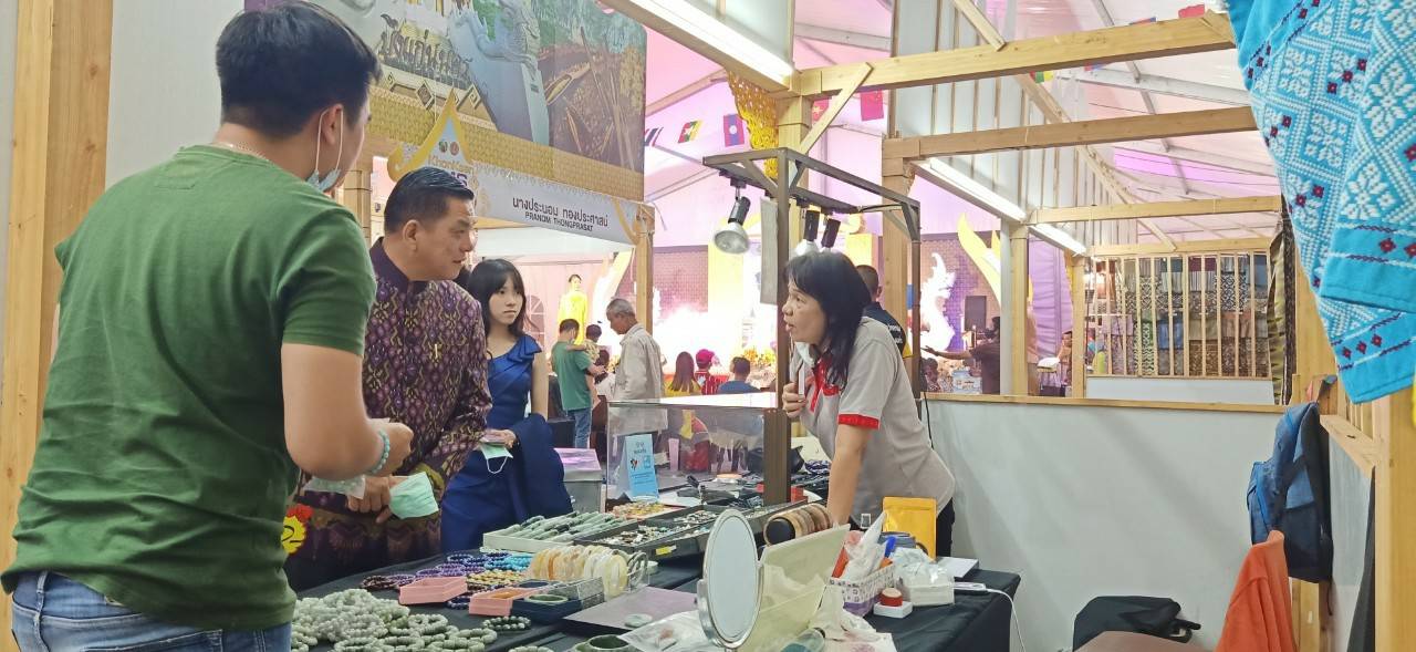 ? พช.ขอนแก่น : สิบสองวันยอดพุ่ง 40 ล้าน ! งาน “ภูมิปัญญาไทย วิถีใหม่ สู่ชุมชน” ในงานเทศกาลไหมนานาชาติ ประเพณีผูกเสี่ยว และงานกาชาดจังหวัดขอนแก่น ประจำปี 2563 ?