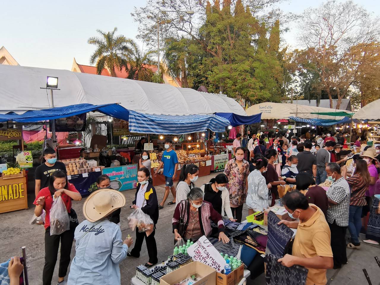 ? พช.ขอนแก่น : สิบสองวันยอดพุ่ง 40 ล้าน ! งาน “ภูมิปัญญาไทย วิถีใหม่ สู่ชุมชน” ในงานเทศกาลไหมนานาชาติ ประเพณีผูกเสี่ยว และงานกาชาดจังหวัดขอนแก่น ประจำปี 2563 ?