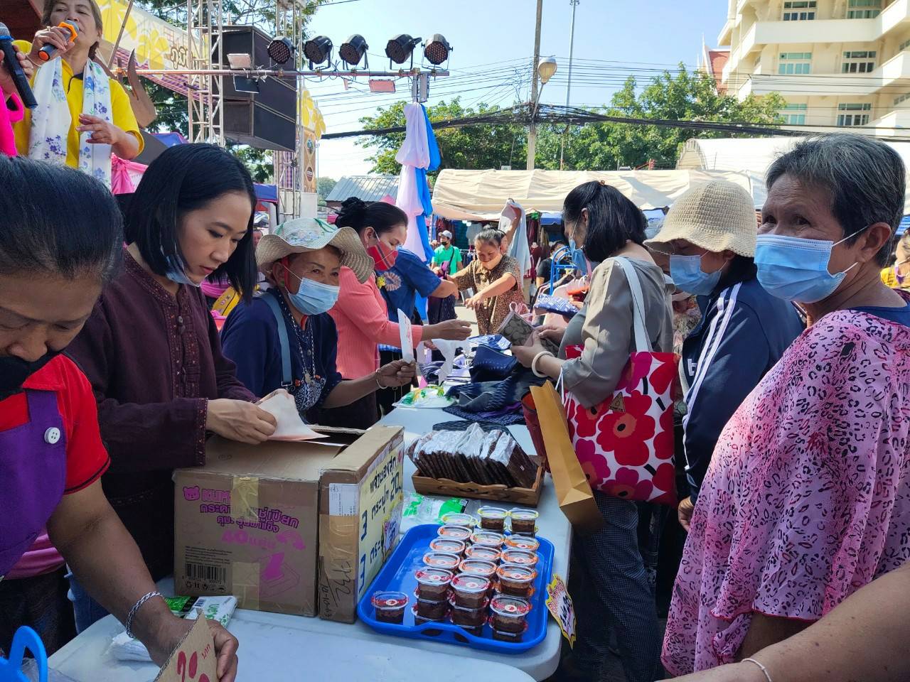 ? พช.ขอนแก่น : สิบสองวันยอดพุ่ง 40 ล้าน ! งาน “ภูมิปัญญาไทย วิถีใหม่ สู่ชุมชน” ในงานเทศกาลไหมนานาชาติ ประเพณีผูกเสี่ยว และงานกาชาดจังหวัดขอนแก่น ประจำปี 2563 ?