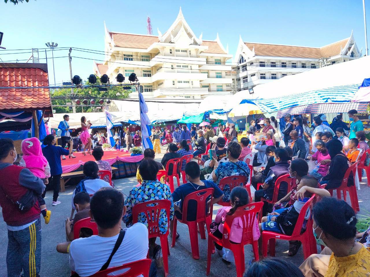 ? พช.ขอนแก่น : สิบสองวันยอดพุ่ง 40 ล้าน ! งาน “ภูมิปัญญาไทย วิถีใหม่ สู่ชุมชน” ในงานเทศกาลไหมนานาชาติ ประเพณีผูกเสี่ยว และงานกาชาดจังหวัดขอนแก่น ประจำปี 2563 ?