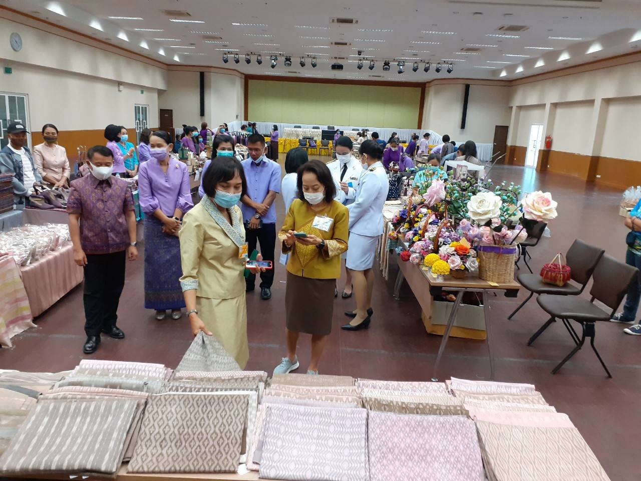 ? พช.ขอนแก่น : หนุนสินค้า OTOP เข้าร้านภูฟ้า สร้างรายได้วันเดียวกว่าหนึ่งแสนหกหมื่นบาท ?
