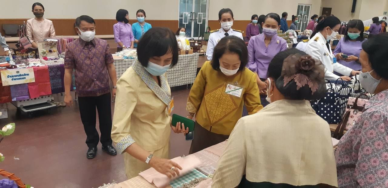 ? พช.ขอนแก่น : หนุนสินค้า OTOP เข้าร้านภูฟ้า สร้างรายได้วันเดียวกว่าหนึ่งแสนหกหมื่นบาท ?
