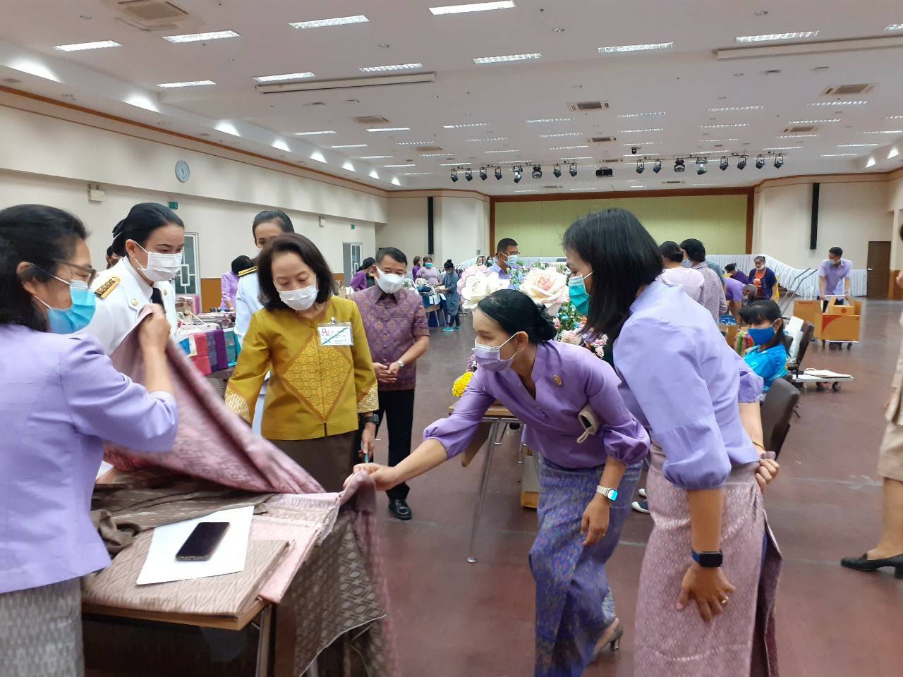? พช.ขอนแก่น : หนุนสินค้า OTOP เข้าร้านภูฟ้า สร้างรายได้วันเดียวกว่าหนึ่งแสนหกหมื่นบาท ?