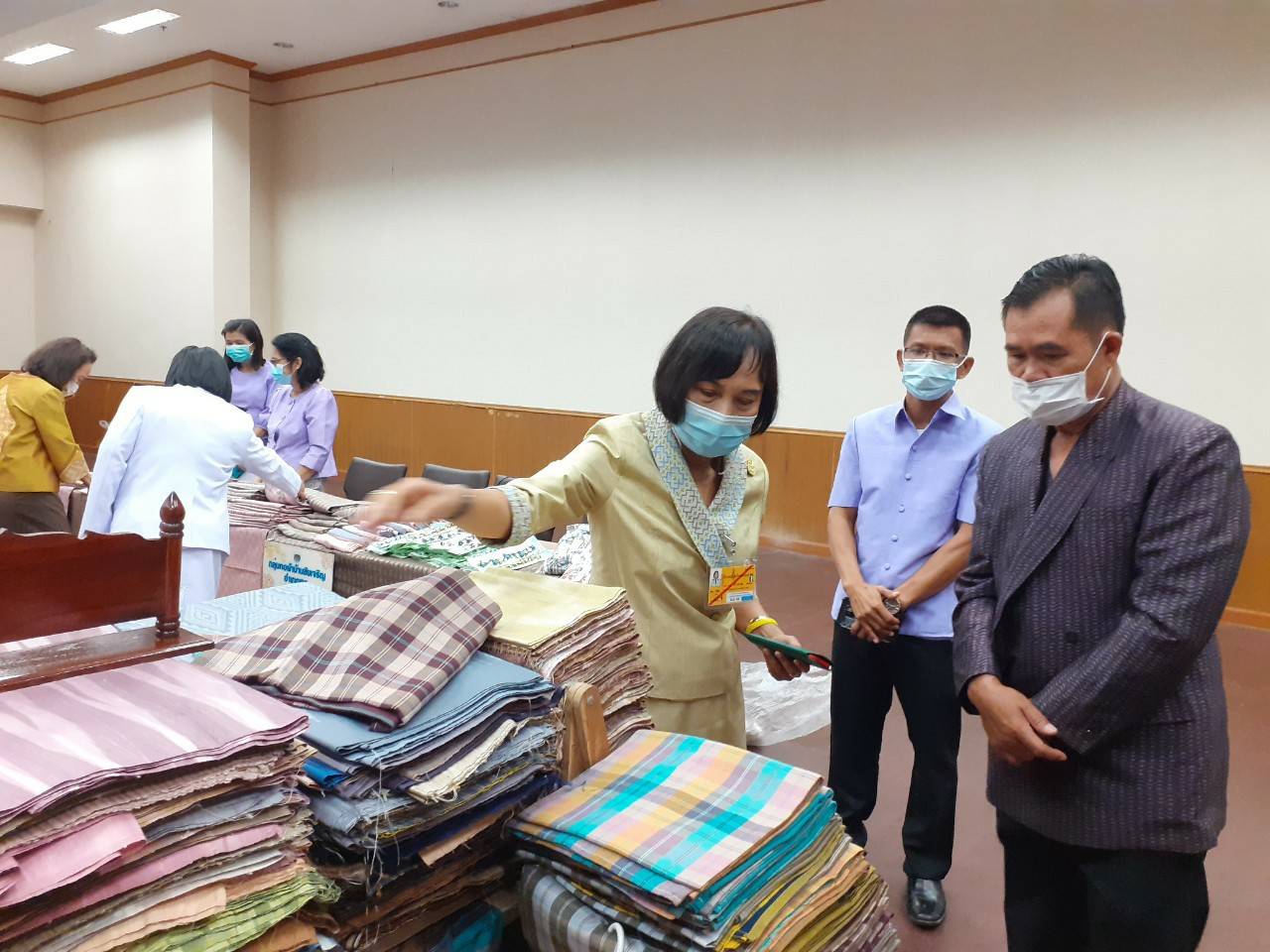 ? พช.ขอนแก่น : หนุนสินค้า OTOP เข้าร้านภูฟ้า สร้างรายได้วันเดียวกว่าหนึ่งแสนหกหมื่นบาท ?