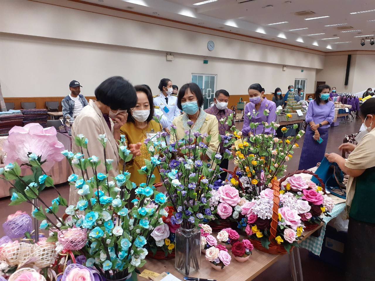 ? พช.ขอนแก่น : หนุนสินค้า OTOP เข้าร้านภูฟ้า สร้างรายได้วันเดียวกว่าหนึ่งแสนหกหมื่นบาท ?