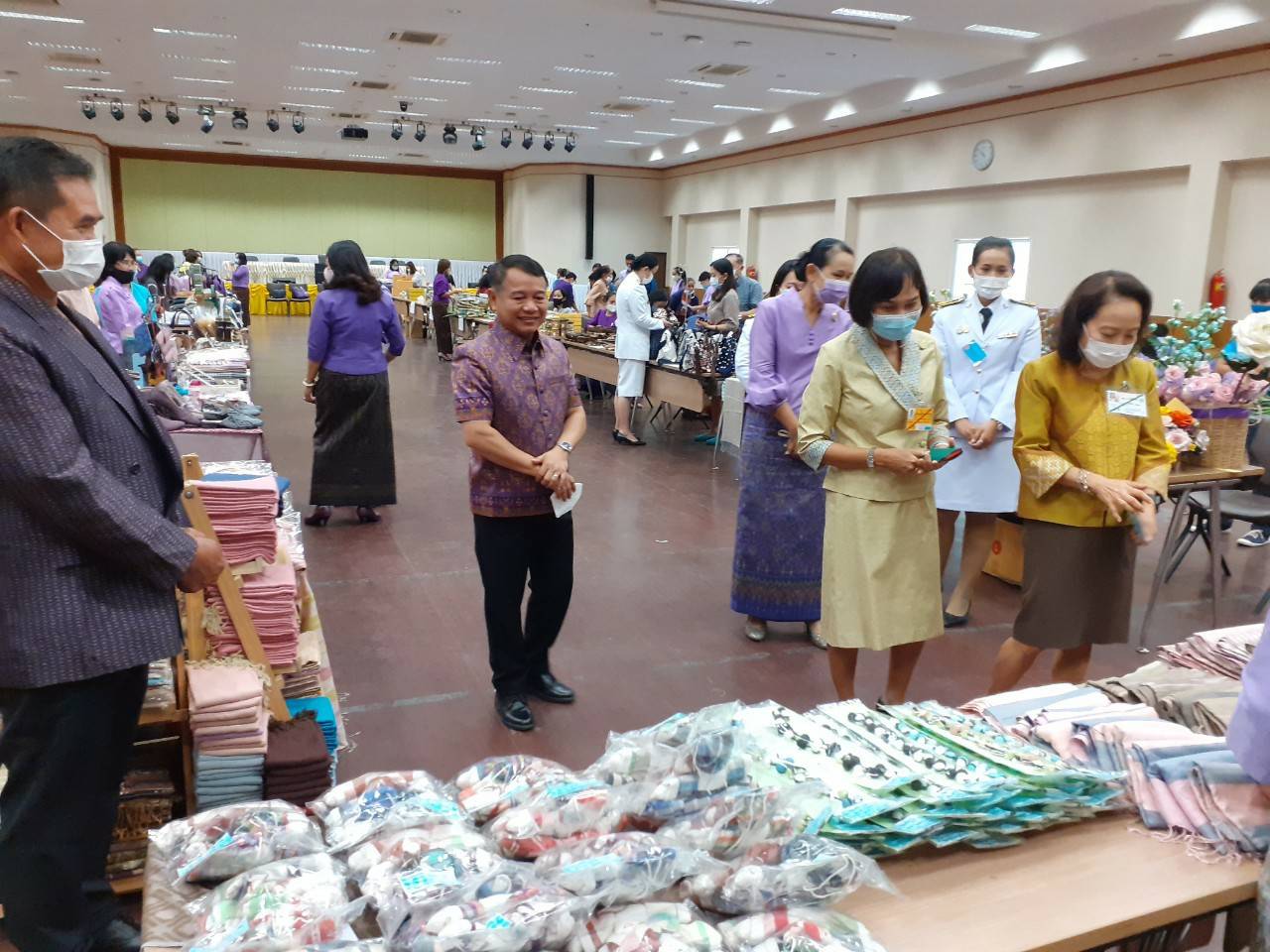 ? พช.ขอนแก่น : หนุนสินค้า OTOP เข้าร้านภูฟ้า สร้างรายได้วันเดียวกว่าหนึ่งแสนหกหมื่นบาท ?