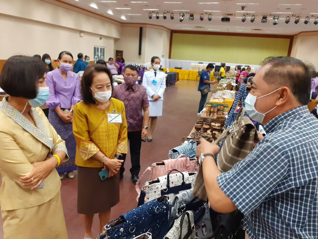 ? พช.ขอนแก่น : หนุนสินค้า OTOP เข้าร้านภูฟ้า สร้างรายได้วันเดียวกว่าหนึ่งแสนหกหมื่นบาท ?